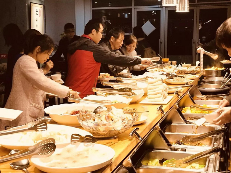 19元一頓，老板你真的賺錢嗎？隱藏在解放路上寫字樓里的素食館