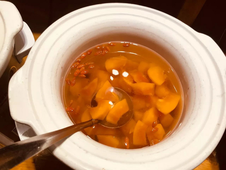 19元一頓，老板你真的賺錢嗎？隱藏在解放路上寫字樓里的素食館