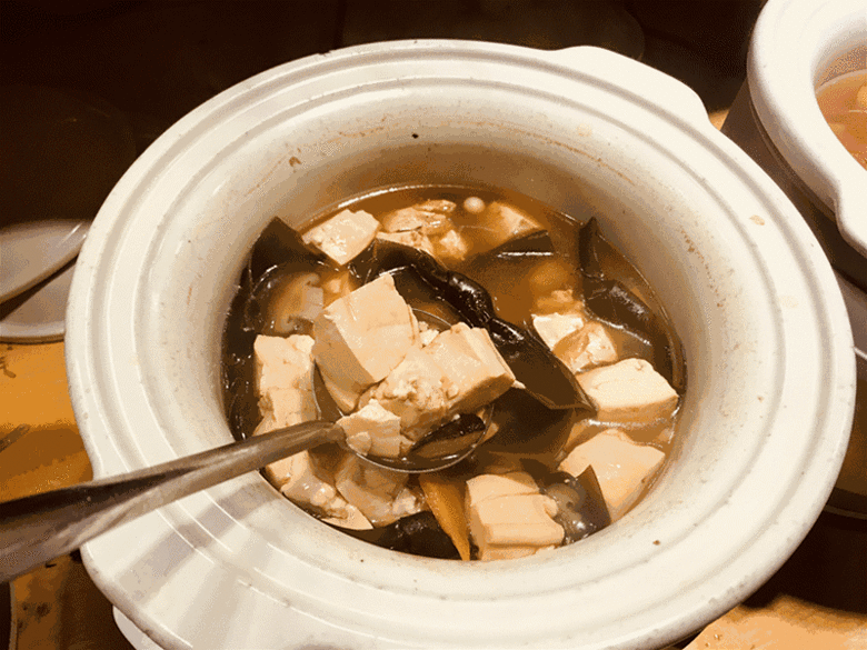 19元一頓，老板你真的賺錢嗎？隱藏在解放路上寫字樓里的素食館
