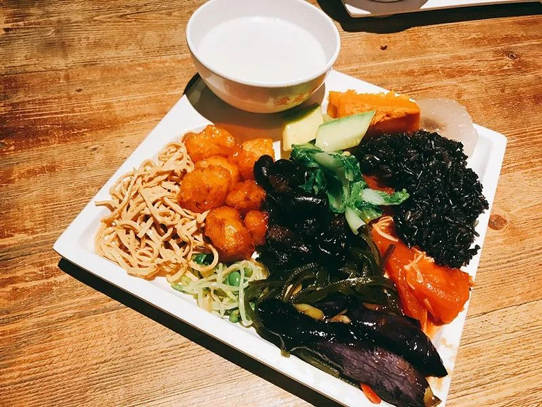 19元一頓，老板你真的賺錢嗎？隱藏在解放路上寫字樓里的素食館