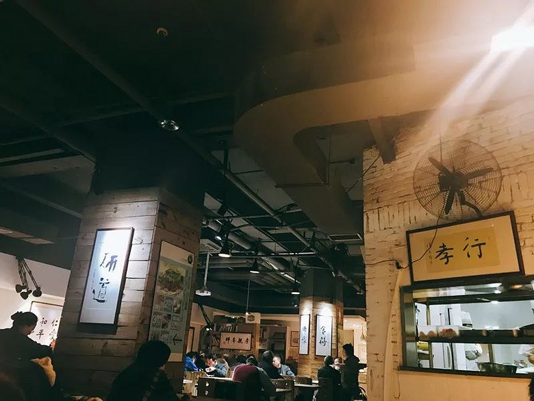 19元一頓，老板你真的賺錢嗎？隱藏在解放路上寫字樓里的素食館