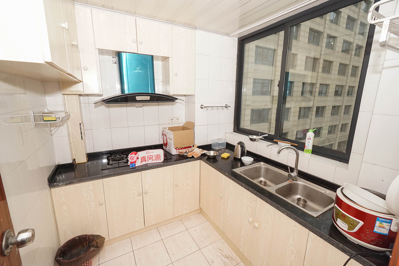 登新公寓 合租单间 1450价格 两位美女室友烧的