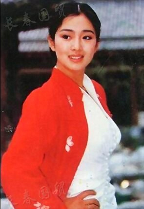 52岁巩俐胖成这样 肚子上的赘肉抢镜