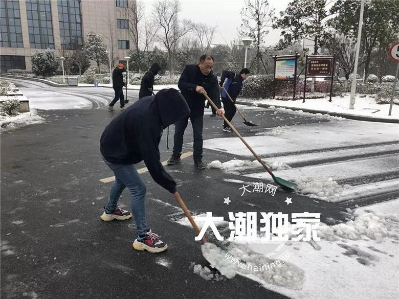 硖石街道各村社区,机关工作人员等自发清扫办事处附近街道,桥梁,菜场