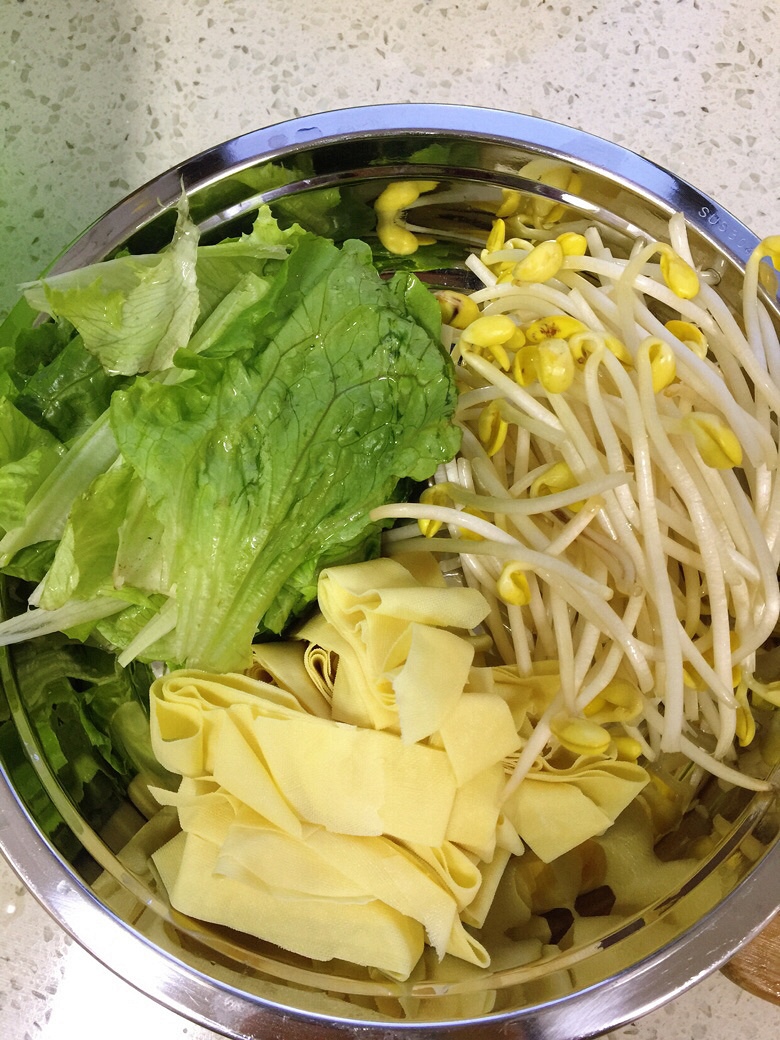 水煮肉片+红烧鸡爪+花菜+黄瓜