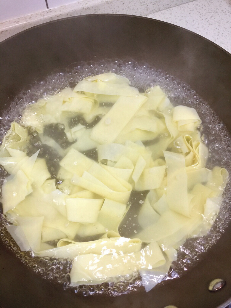 水煮肉片+红烧鸡爪+花菜+黄瓜