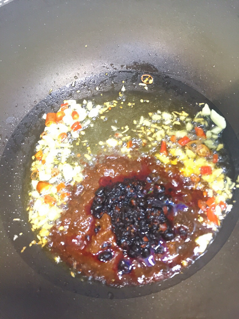 水煮肉片+红烧鸡爪+花菜+黄瓜
