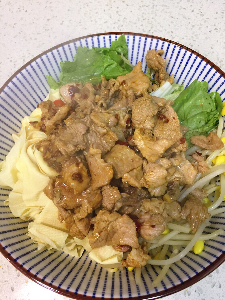 水煮肉片+红烧鸡爪+花菜+黄瓜
