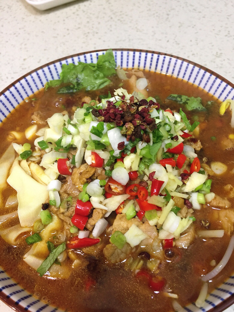 水煮肉片+红烧鸡爪+花菜+黄瓜