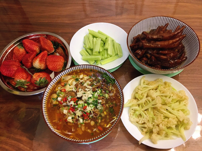 水煮肉片+红烧鸡爪+花菜+黄瓜