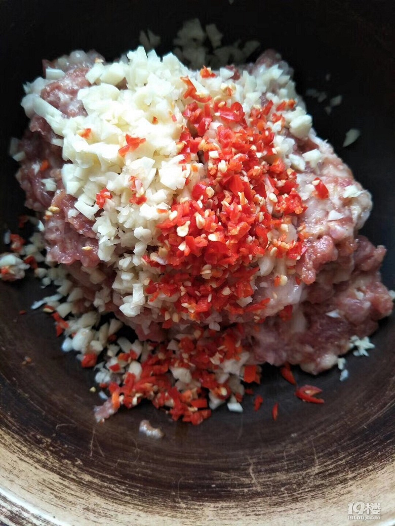 减肥都是扯谈了,我一个人吃了一笼肉圆,好