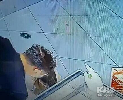 昨天在水晶城购物的这位女士,请你把手机还给杭州孕妈!