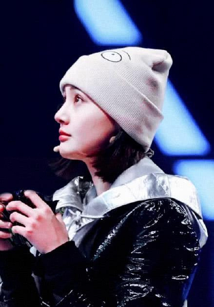 郑爽录综艺节目近照曝光 高跟鞋搭配喇叭裤迷