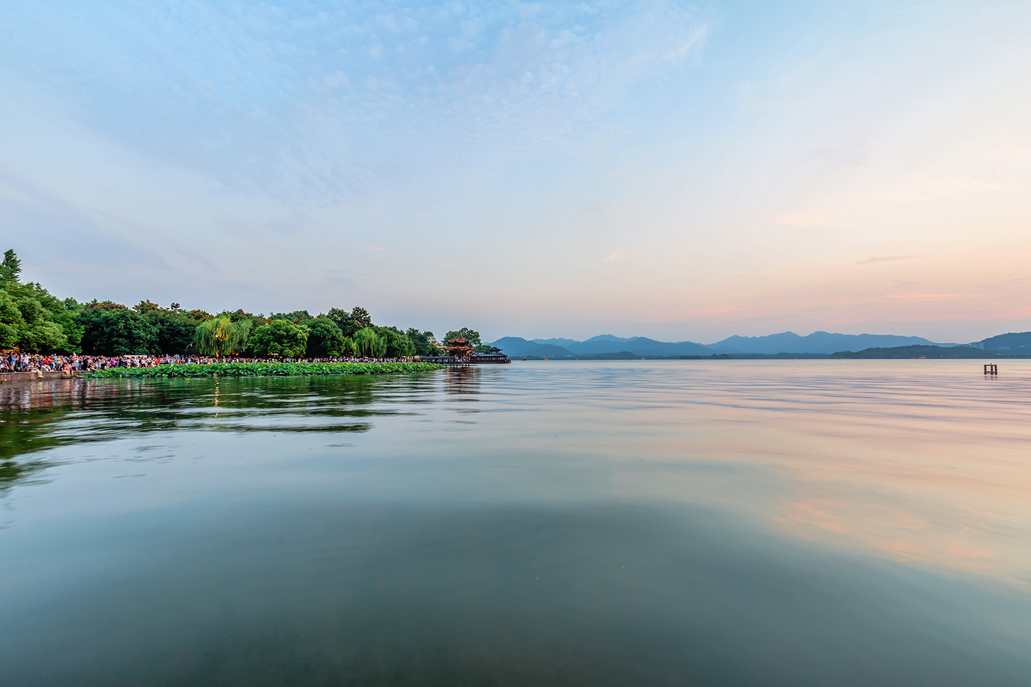 湖滨晚景