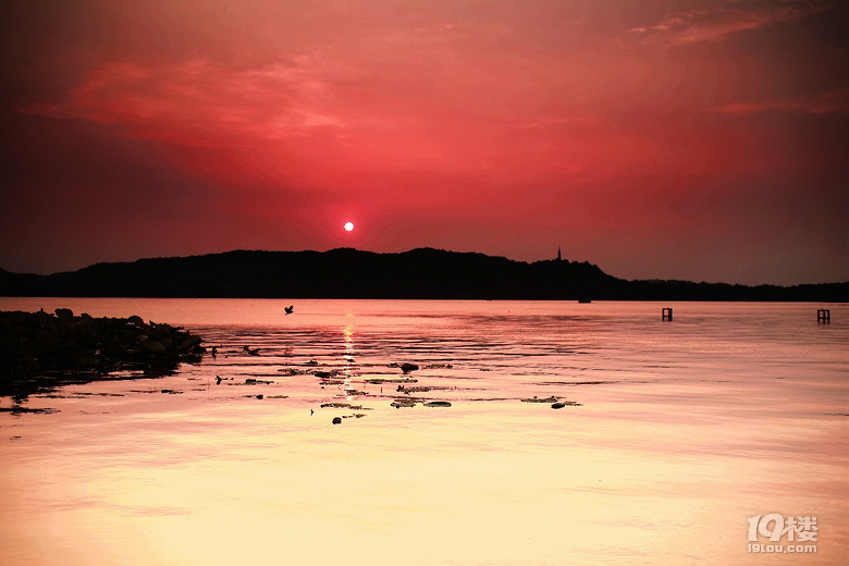 最喜湖東游不足，長橋聚賢看夕陽