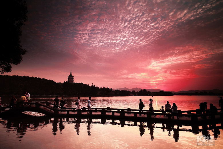 最喜湖東游不足，長橋聚賢看夕陽
