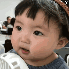 这个小女孩靠着一张软绵绵的小脸蛋走红,看过的人都想