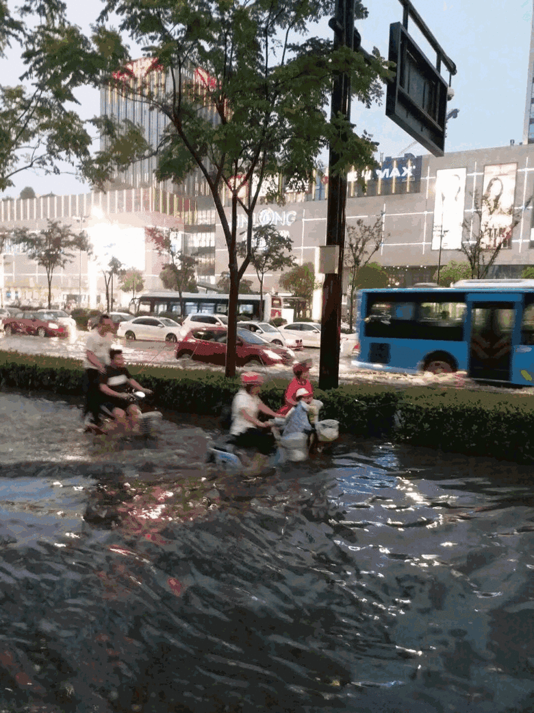 一组gif图:今天傍晚,暴雨过后的市心中路……开车如开船!