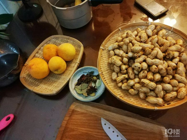 逛個小街，煮一碗花生，燉一盅糖水黃桃，這才是夏天還有的樣子