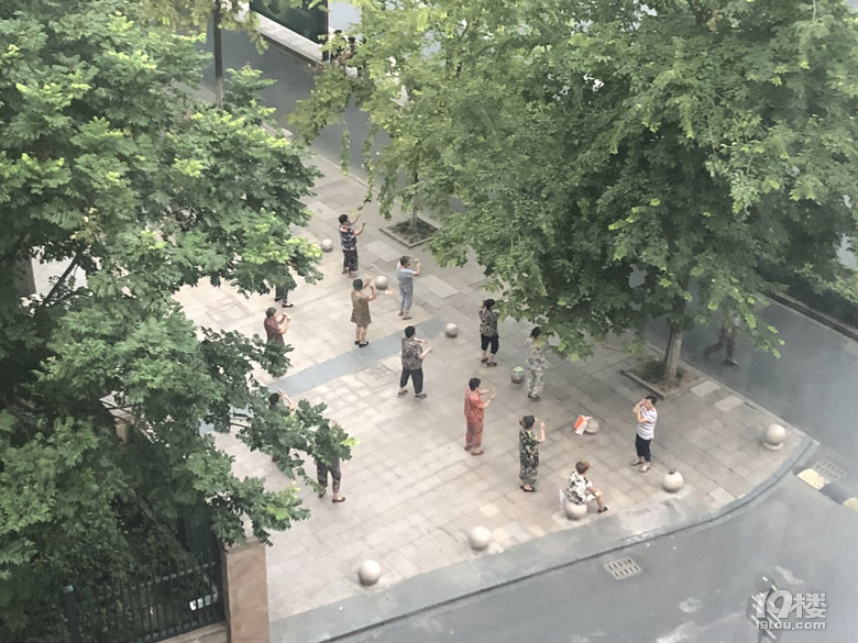 广场舞大妈,这里不是广场,请不要跳舞