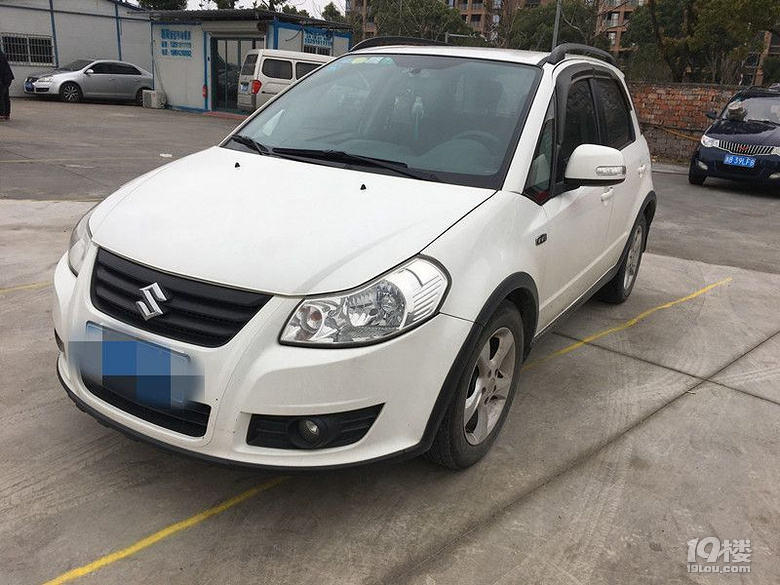 铃木天语sx4 白色