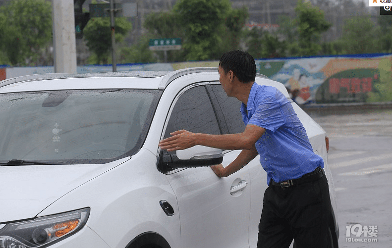 "拦车哥"火了!暴雨中拯救上百辆车,不听劝的车主都困在积水中