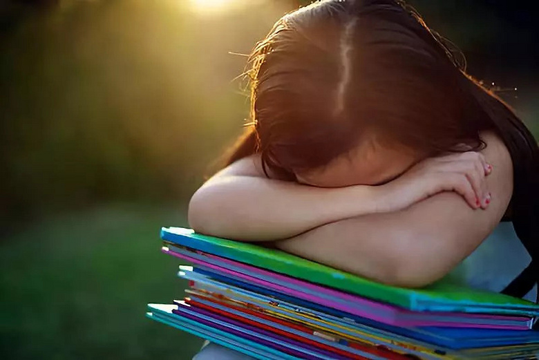 杭州18歲女孩一抬頭，天花板驚現(xiàn)攝像頭！一查竟是老爸干的