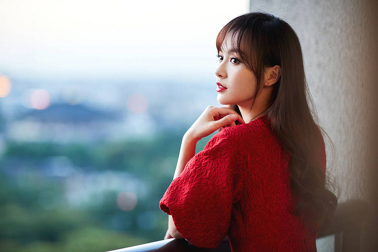 唐嫣随性街头LOOK 红色毛衣笑容温暖