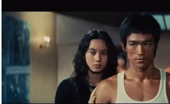 揭秘李小龙在猛龙过江电影中凌空踢灯泡到底是