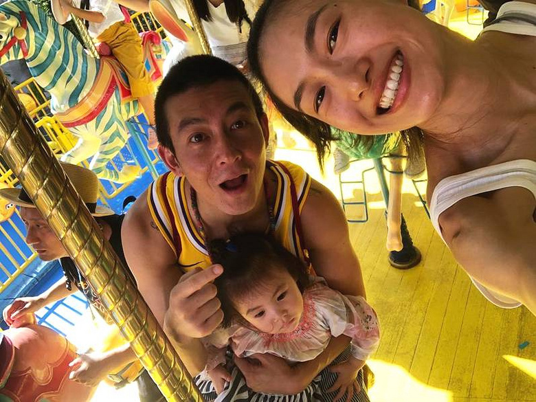 陈冠希生日秦舒培晒照 一家三口坐旋转木马超