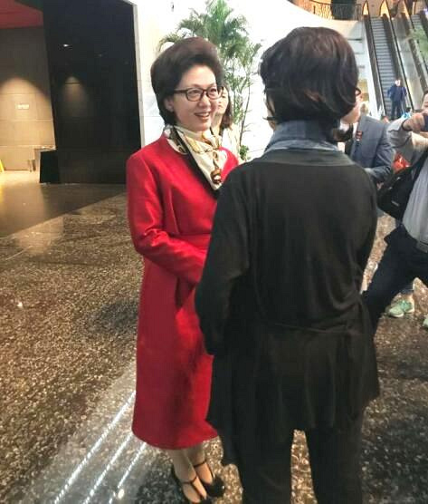 46岁央视美女主播海霞素颜照,不化妆时原来她长这样!