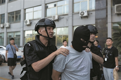 杭州警方连续摧毁12个涉嫌强迫交易的小区服务领域黑恶势力