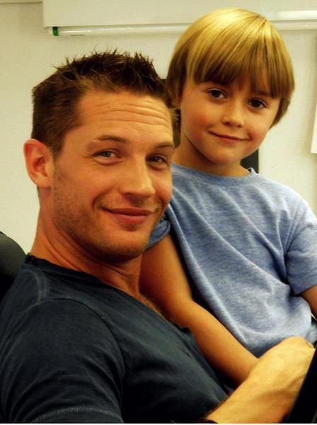 汤姆·哈迪加入父愁者联盟,但绝不晒娃的他才