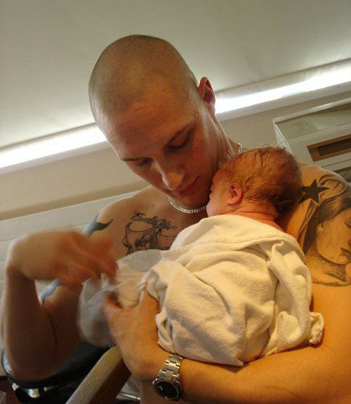 汤姆·哈迪加入父愁者联盟,但绝不晒娃的他才