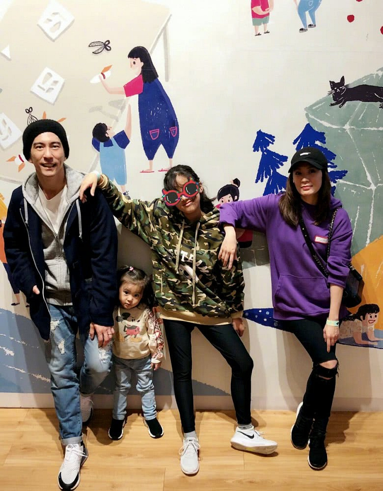 贾静雯大女儿晒与妈妈咘咘和波妞照片，感慨想念家