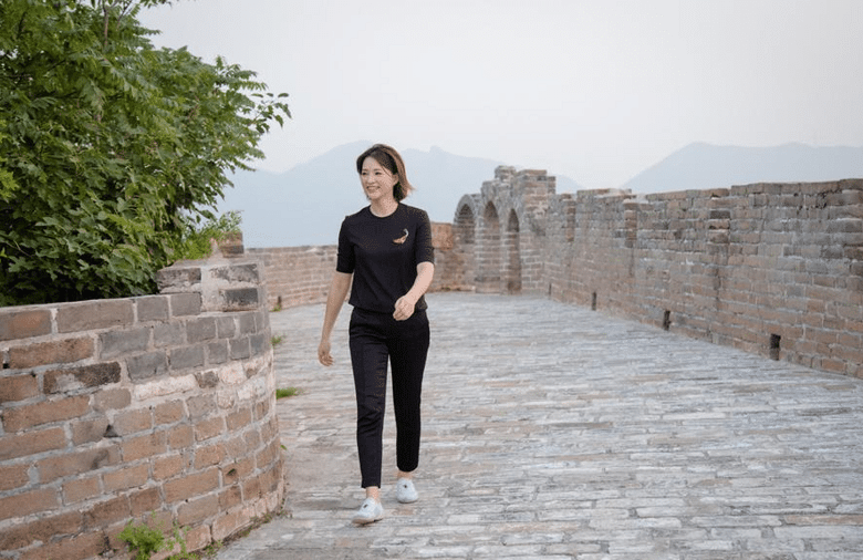 董卿官方晒登长城照片 活力十足自在惬意