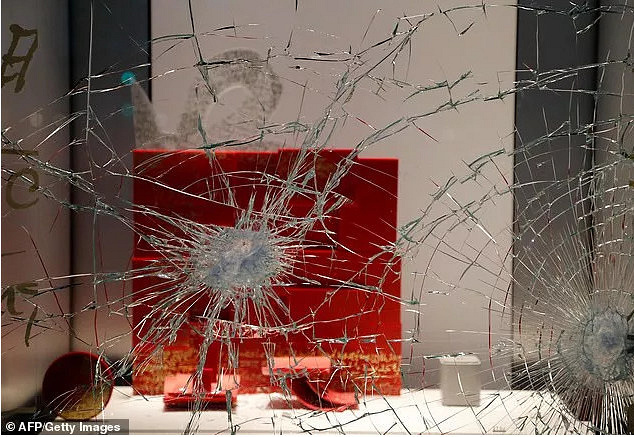 法國(guó)淪陷！歐洲多國(guó)暴亂！Dior LV奢侈品店被瘋狂打砸！