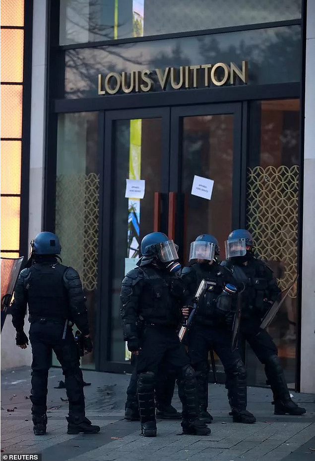 法國(guó)淪陷！歐洲多國(guó)暴亂！Dior LV奢侈品店被瘋狂打砸！