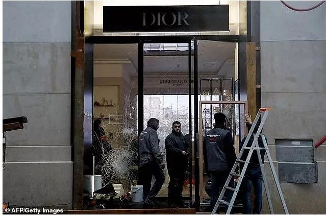 法國(guó)淪陷！歐洲多國(guó)暴亂！Dior LV奢侈品店被瘋狂打砸！