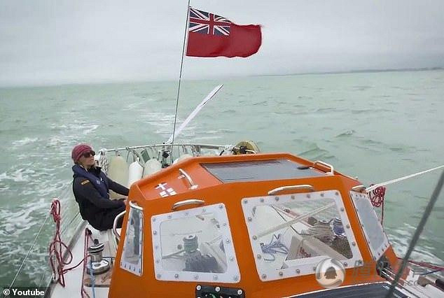 高清:英国女帆船手独自一人遇4米巨浪 漂泊两天后获救
