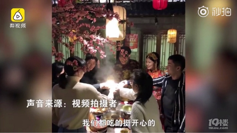 杭州某火鍋店辦婚禮 來賓想吃什么點什么，新娘不愧是重慶人！