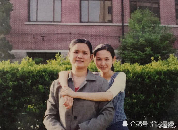 程莉莎分享妈妈年轻时照片,意外曝光她年轻时的颜值美