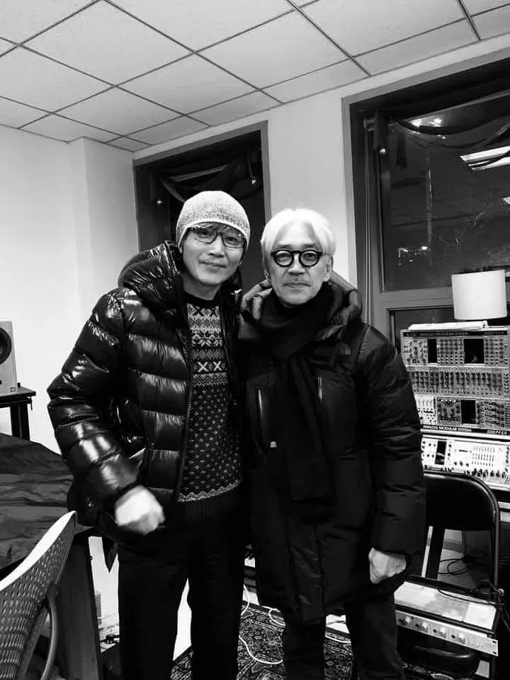 坂本龙一"悄悄"来京与粉丝大合影