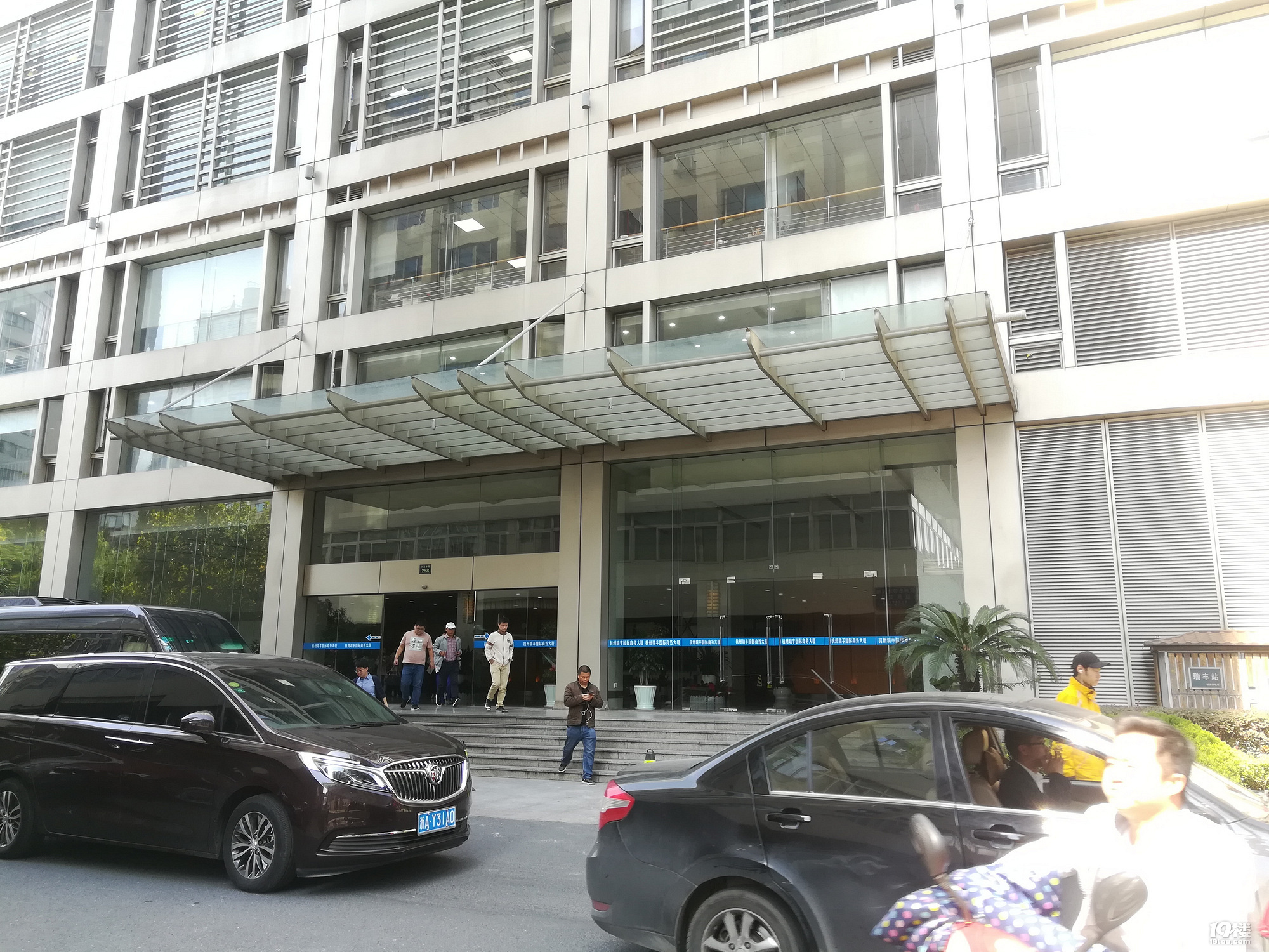 杭州庆春路瑞丰国际商务大厦精装208方出租,2个办公室1个会议室
