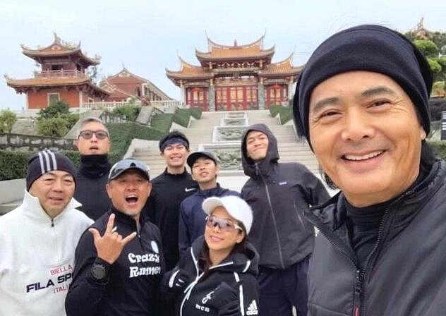 64岁周润发近照曝光 主动与粉丝自拍合影被赞接地气
