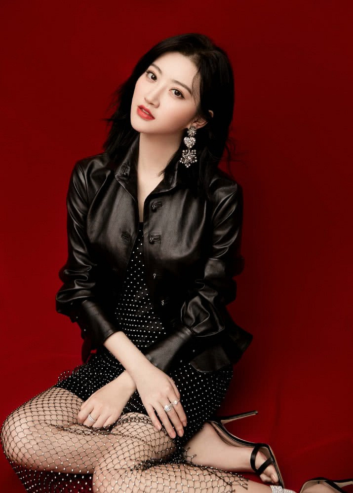 景甜江疏影同台比美,明明都是"白富美",却偏偏要拼谁更老