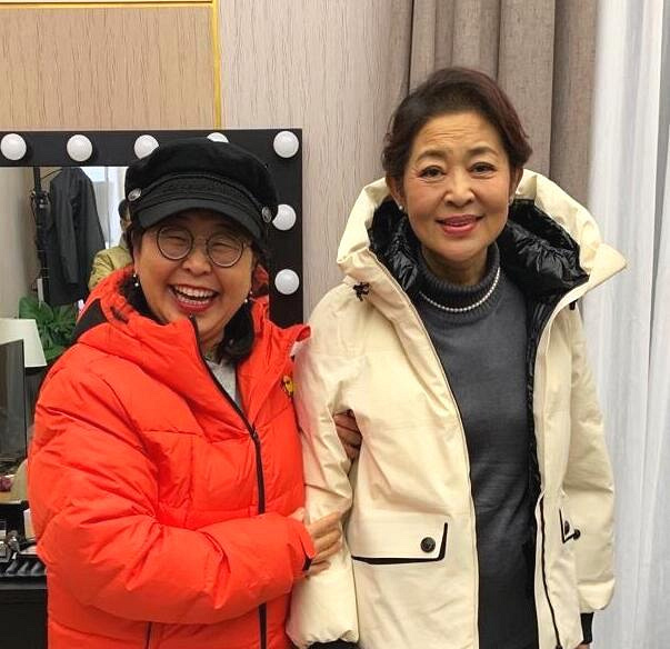 60岁倪萍近照曝光,皱纹明显气质犹存