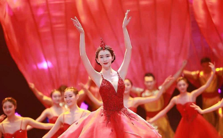 林志玲在春晚表演高难度的水上芭蕾，被网友赞:姐姐不像44