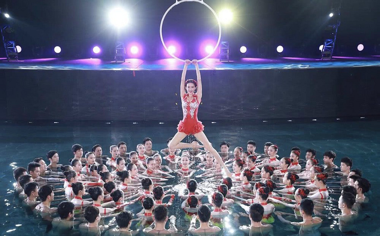 林志玲在春晚表演高难度的水上芭蕾，被网友赞:姐姐不像44