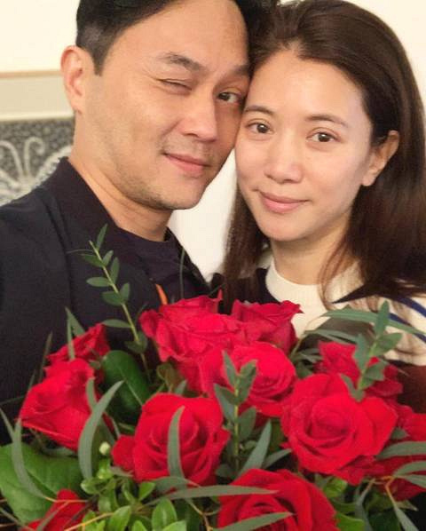 袁咏仪素颜出镜晒与张智霖合照超恩爱